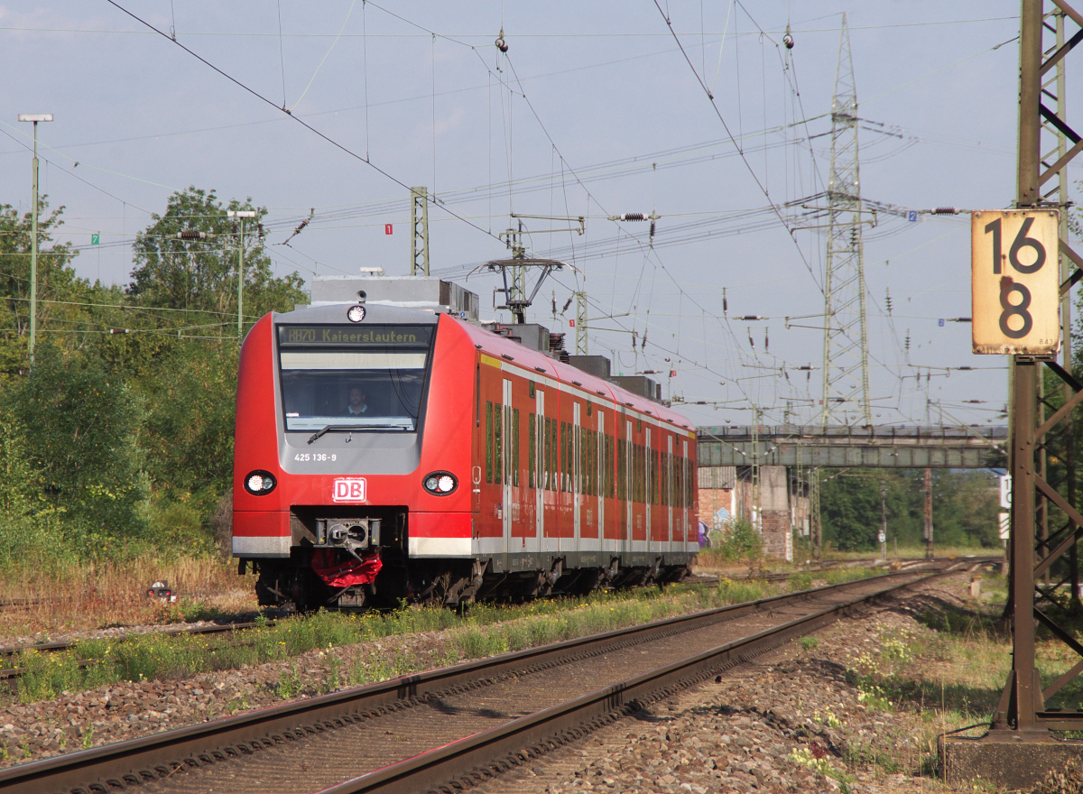 425 136 ist als RB von Merzig nach Kaiserslautern unterwegs und wird gleich im Bahnhof Bous Saar halten. Bahnstrecke 3230 Saarbrücken - Karthaus am 06.08.2015