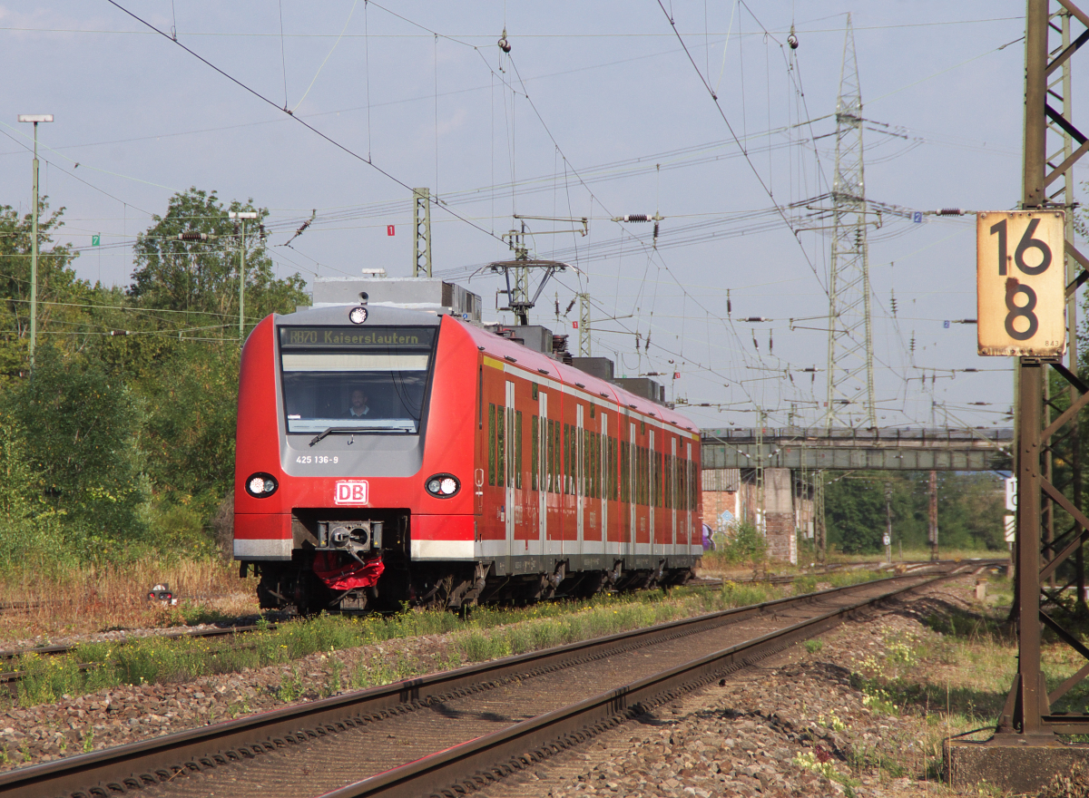 425 136 ist als RB von Merzig nach Kaiserslautern unterwegs und wird gleich im Bahnhof Bous Saar halten. Bahnstrecke 3230 Saarbrücken - Karthaus am 06.08.2015