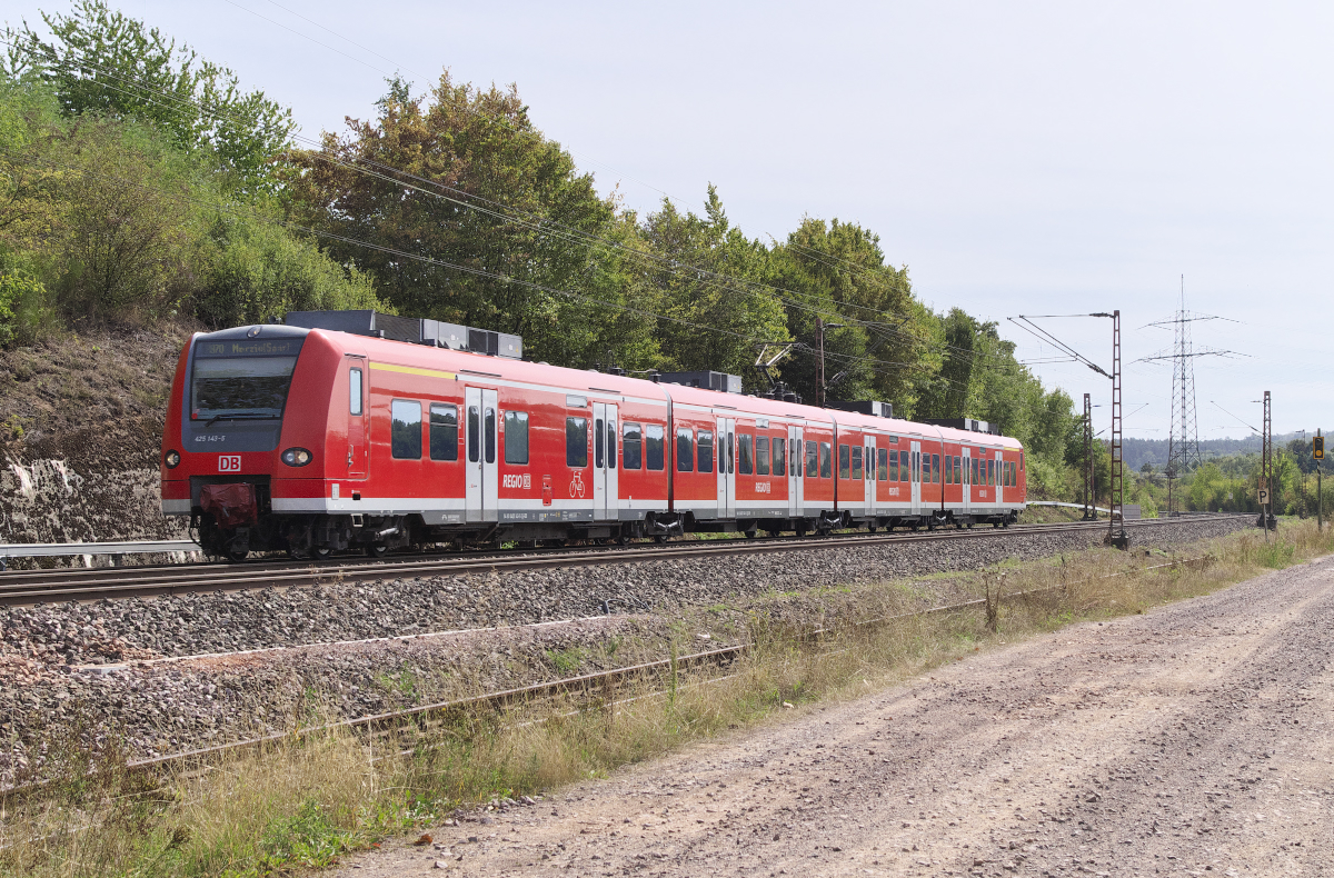 425 143 war am 10.09.2018 auf der Relation Kaiserslautern - Merzig unterwegs und passiert gerade das ehemalige Kraftwerk in Ensdorf Saar.