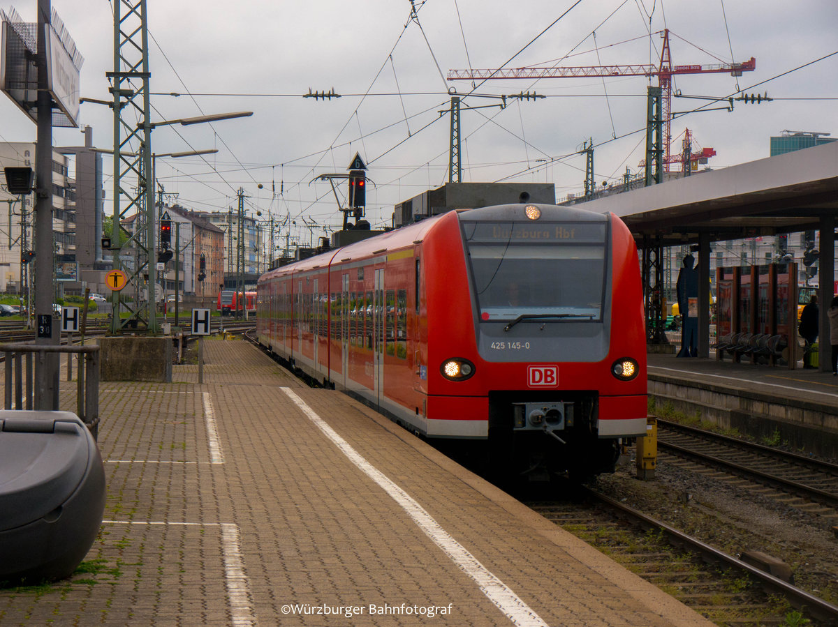 425 145 fuhr am 08.05.2017 als RB 32850 aus Kitzingen in Würzburg Hbf auf Gleis 8 ein.