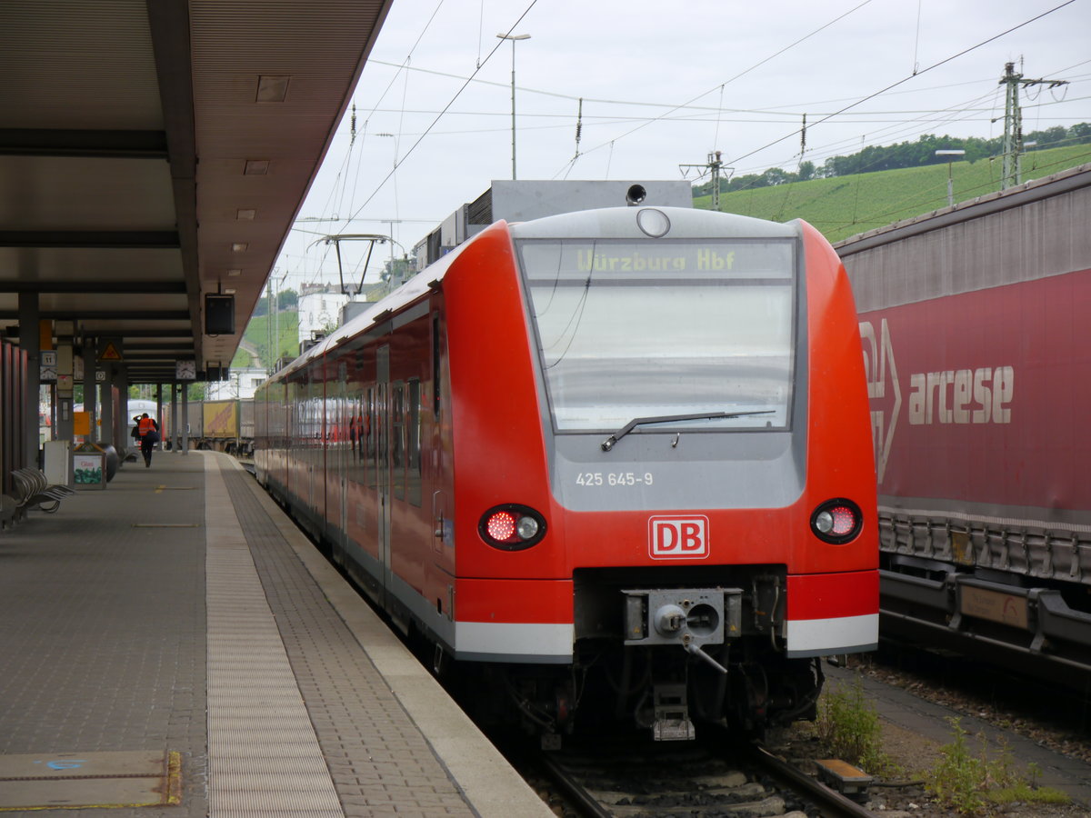 425 145 kam am 30.06.2016 als RB 58260 aus Bamberg in Würzburg Hbf an, dieser Zug fuhr anschließend in die Abstellung.