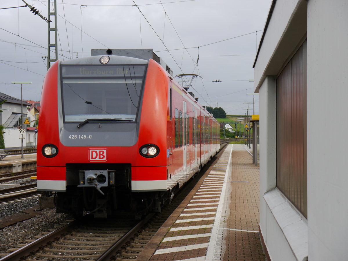 425 145 wartet am 03.08.2016 in Rottendorf auf die Ausfahrt als RB 58090 nach Würzburg Hbf.