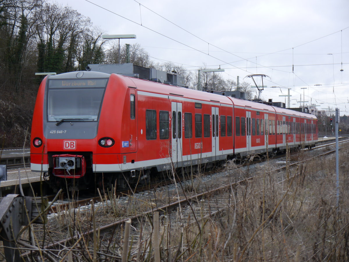 425 146 kam am 12.01.2017 als RB 58093 in Kitzingen auf Gleis 9 an. Dieser Zug fuhr nach kurzer Wendezeit wieder zurück als RB 58094 nach Würzburg Hbf.