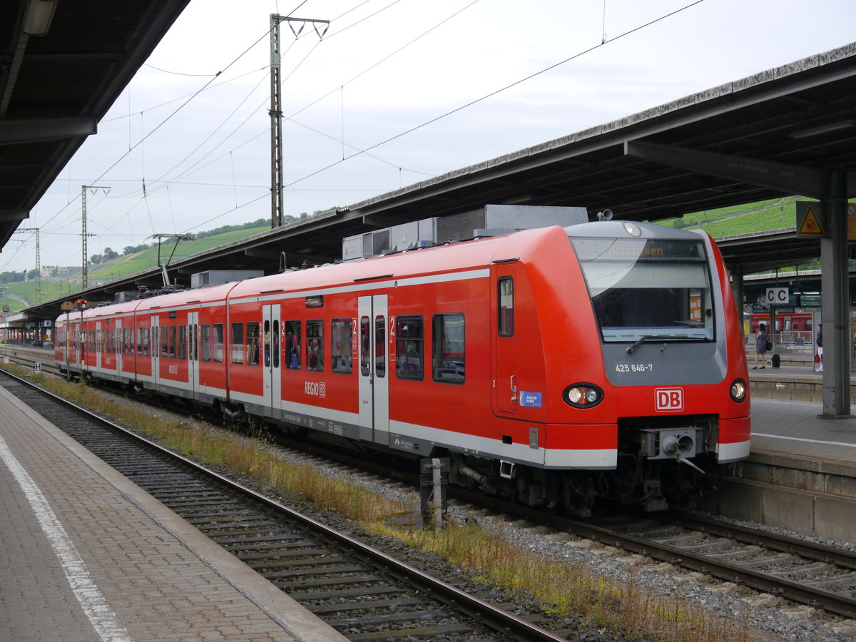 425 146 steht am 30.06.2016 bereit als RB 58089 nach Kitzingen, zuvor kam er mit einem weiterem 426 aus Treuchtlingen an.
