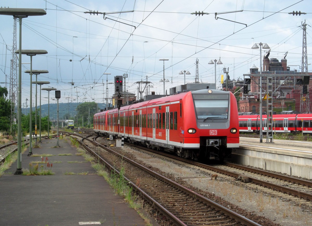 425 149-2 / 425 649-1 erreicht am 05. Juli 2014 mit einem ET 426 als RE aus Würzburg Hbf den Bahnhof Bamberg.