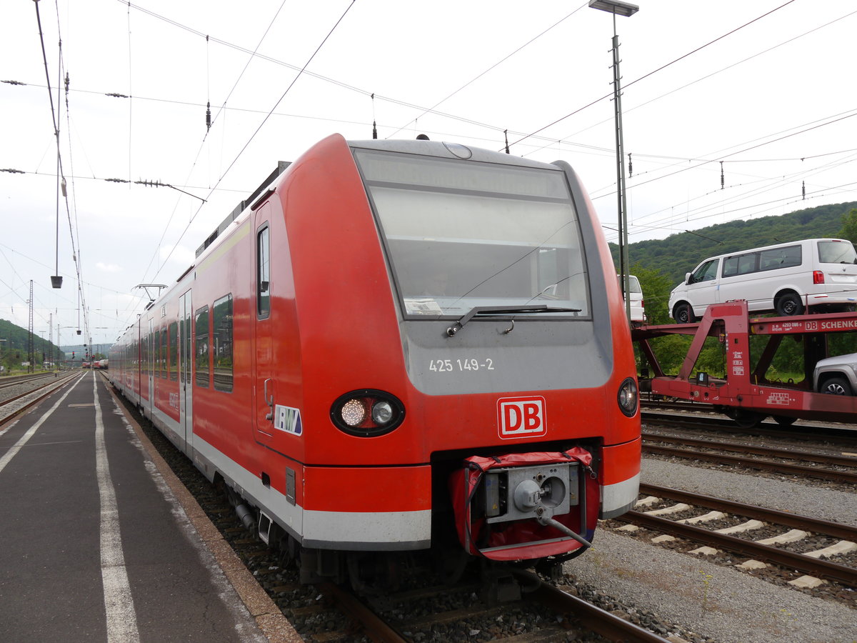425 149, welcher ehemals in Würzburg stationiert war fährt seit Fahrplanwechsel in Hessen als RB 55. Dabei kommt er auch des öfteren mal wieder nach Bayern, wie am 27.05.2016 hier in Gemünden (Main).