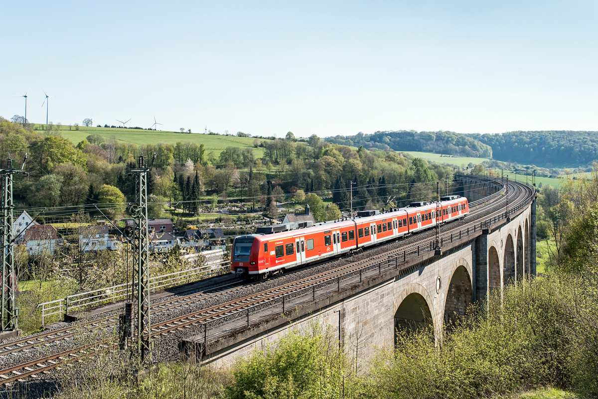 425 150-0  Paderborn  fährt am 02.05.2016 als S5 nach Hannover Flughafen über den großen Altenbekener Viadukt.

Hersteller: Bombardier Transportation, Hennigsdorf
Fabriknummer: 23093
Abnahmedatum: 11.01.2002
Erst-Bw: Essen
Betreibernr. z.Z.d. Aufnahme: 425 150-0
UIC-Nr.: 94 80 0425 150-0 D-DB
EBA-Nr.: EBA 95Q05B 190a
Eigentümer z.Z.d. Aufnahme: DB Regio - Region Niedersachsen/Bremen
Fahrzeugnutzer z.Z.d. Aufnahme: S-Bahn Hannover