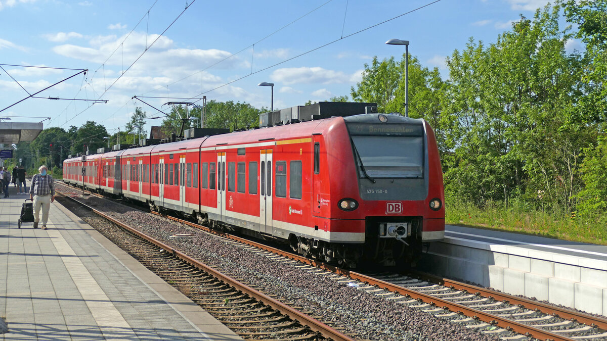 425 150 und ein weiterer Triebwagen als S21 nach Bennemühlen im Startbahnhof Barsinghausen.
Aufgenommen im Juni 2020. Mittlerweile fahren auf der S-Bahn Hannover moderne Neufahrzeuge einer Privatbahn.
