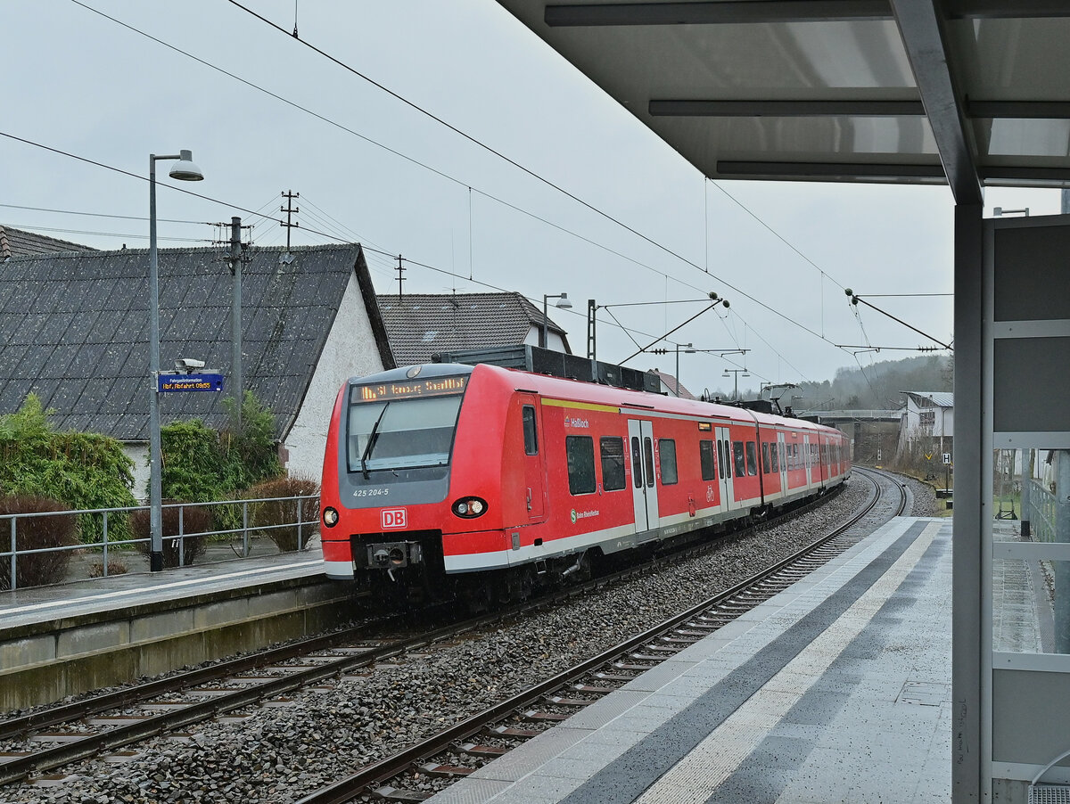 425 204-5 als S1 nach Homburg(Saar) Hbf im strömenden Regen in Auerbach bei der Einfahrt. 10.3.2023