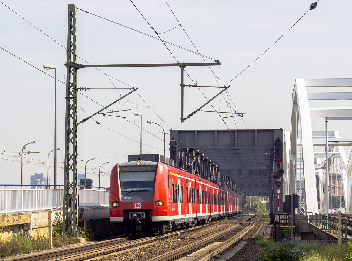 425 209-4 und ein weiterer Triebzug haben gerade den Rhein zwischen Mannheim und Ludwigshafen (Rhein) berquert und fahren in die Station Ludwigshafen (Rhein)-Mitte ein. Die Fahrt geht weiter als S1 der S-Bahn Rhein-Neckar nach Homburg (Saar). Aufgenommen am 30.08.2013.