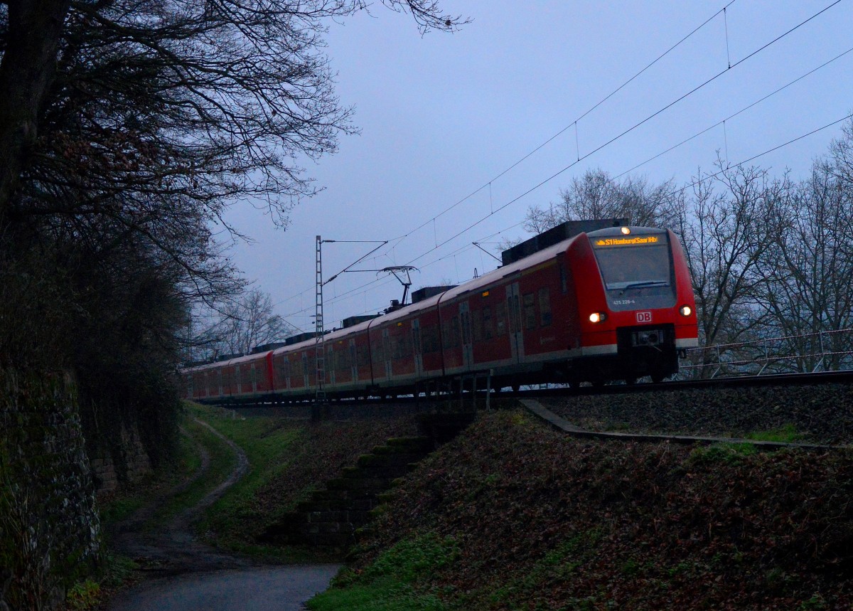 425 228-4 kommt als S1 nach Homburg/Saar am Fotografen zwischen Neckargerach und Zwingenberg am Silvestertag des Jahre 2015 vorübergefahren.