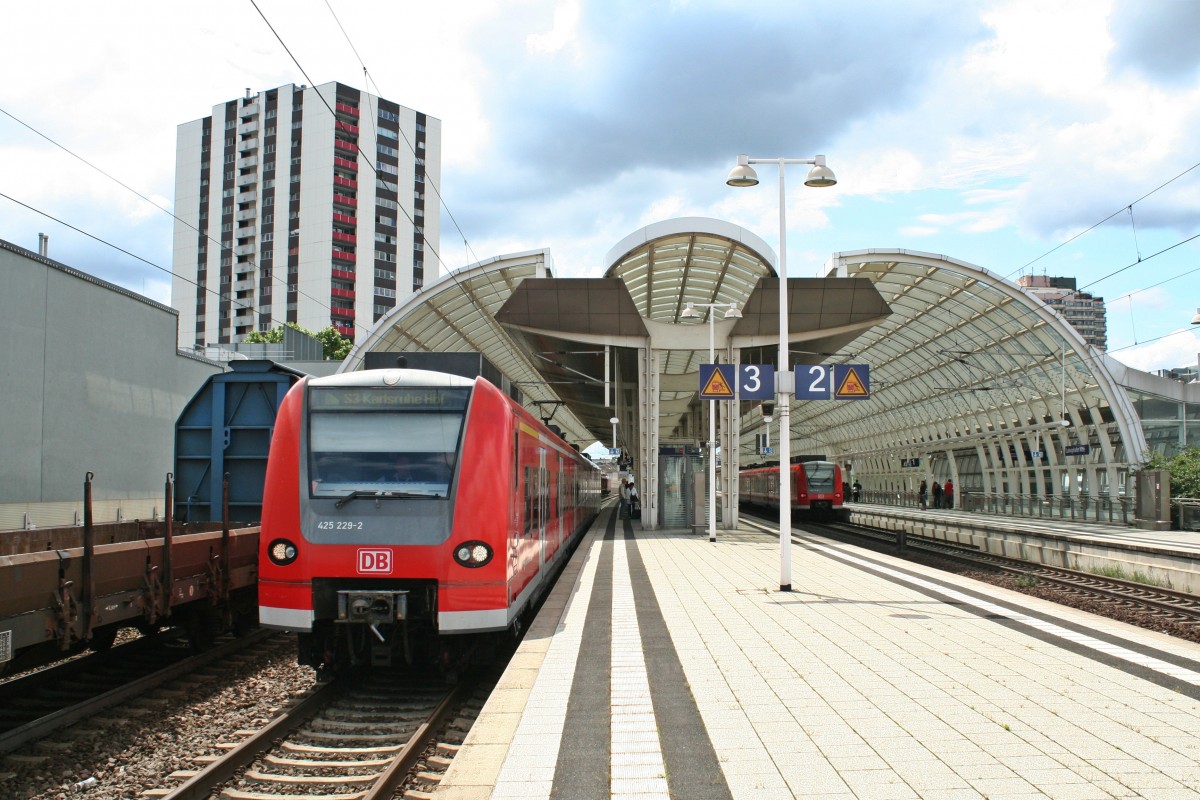 425 229-2 als S3 nach Karlsruhe Hbf am Nachmittag des 24.05.14 beim Verlassen des Bahnhofs Ludwigshafen (Rhein) Mitte in Richtung Mannheim Hbf.