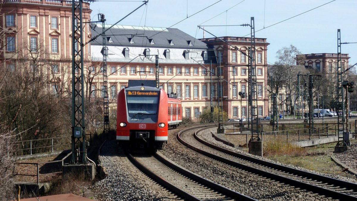 425 234 als S 38330 (S3) nach Germersheim vor dem Barockschloss Mannheim. Aufgenommen am 02. April 2018.