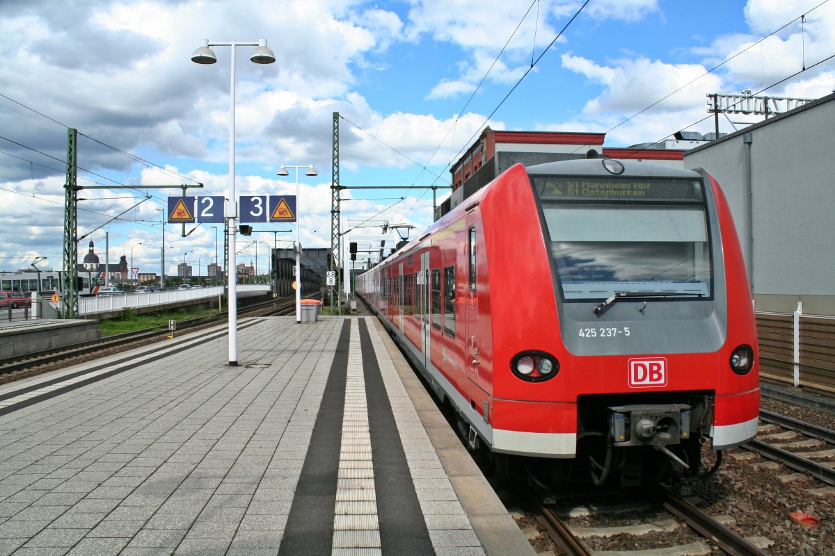 425 237-5 und ein weiterer 425 als S1 nach Mannheim Hbf und Osterburken am Nachmittag des 24.05.14 in Ludwigshafen (Rhein) Mitte.