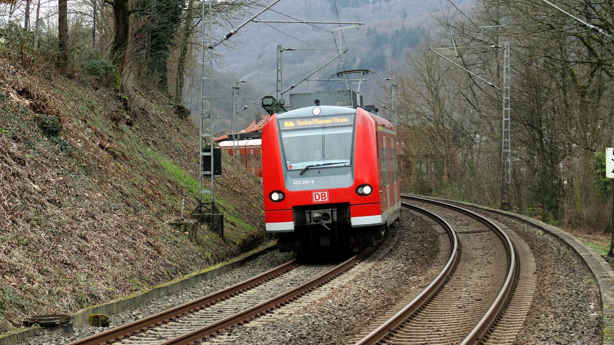 425 250 erreicht als RB 38975 den Haltepunkt Heidelberg Schlierbach/Ziegelhausen. Unterwegs war dieser Zug am 29.02.20 als Fußballsonderzug nach Sinsheim.