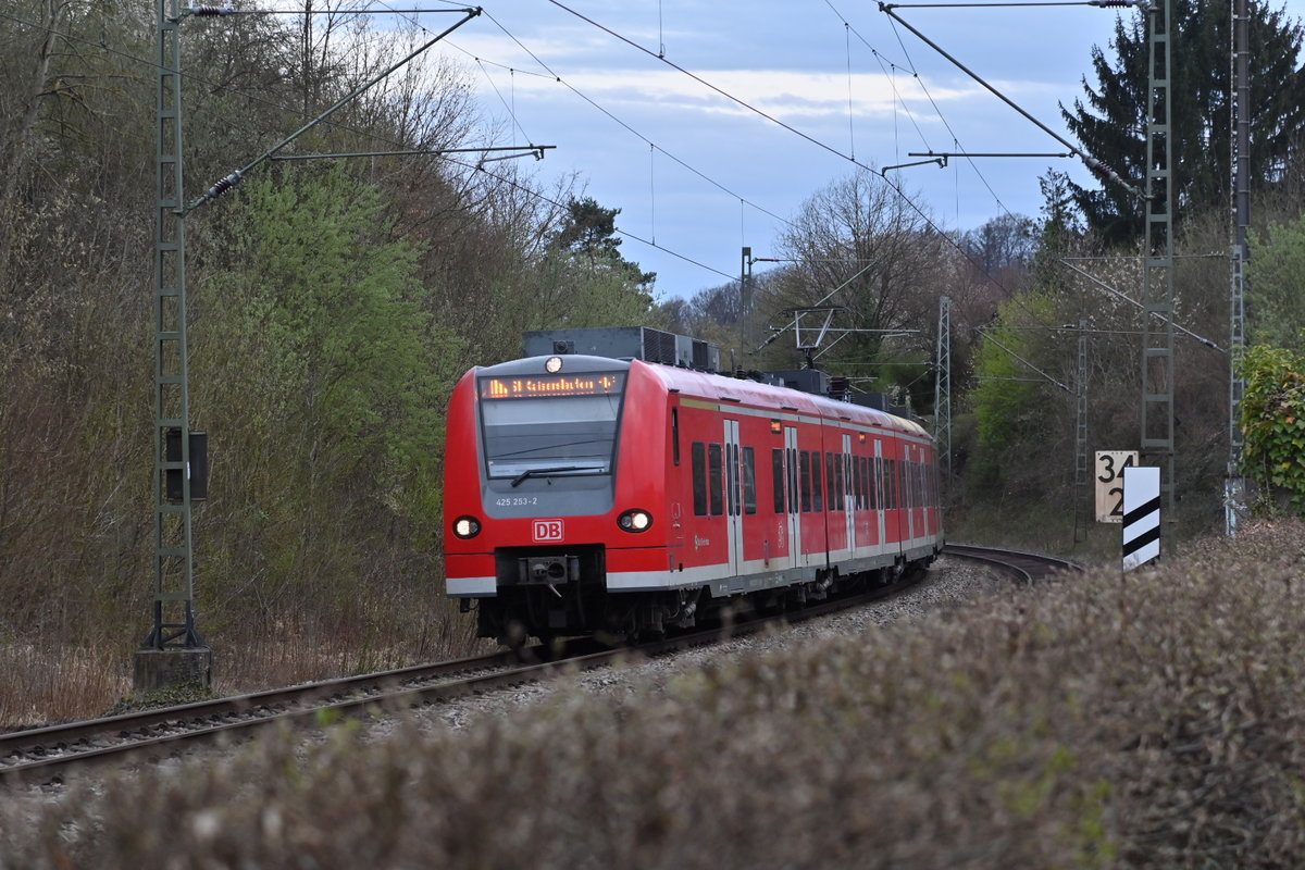 425  253 kommt gerade aus Binau gefahren, um in wenigen Sekunden
In Neckargerach am Bahnsteig Gleis 2 zu haltrn. 10.4.2021