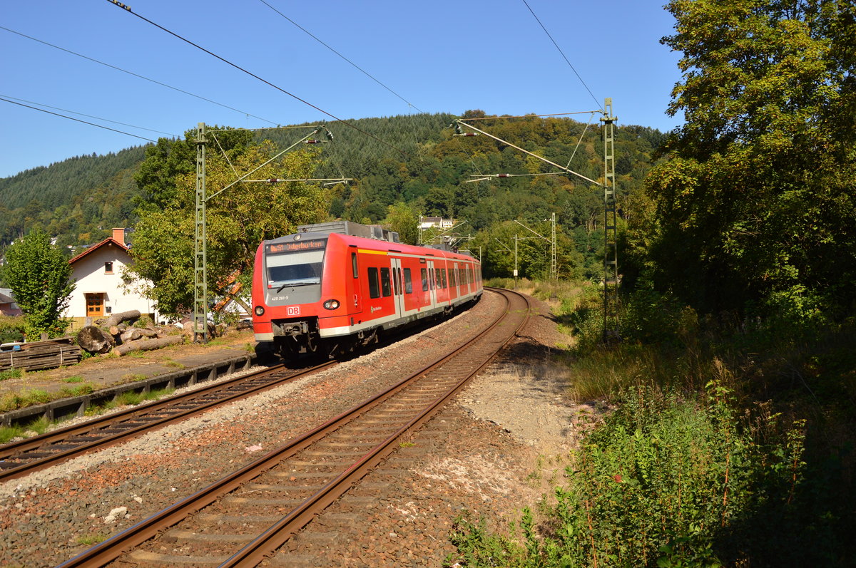 425 261-5 in Neckargerach bei der Einfahrt als S1 nach Osterburken. Nach Wochen des SEV sind nun entlich wieder Züge auf der KBS 705 zwischen Neckargemünd und Neckarelz unterwegs. 14.9.2016