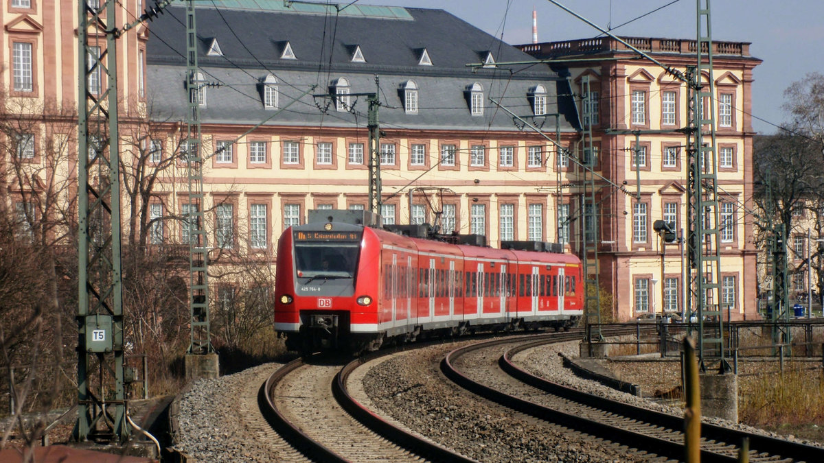 425 264 als S 38130 (S1) nach Kaiserslautern vor dem Mannheimer Barockschloss. Aufgenommen am 25. März 2018.