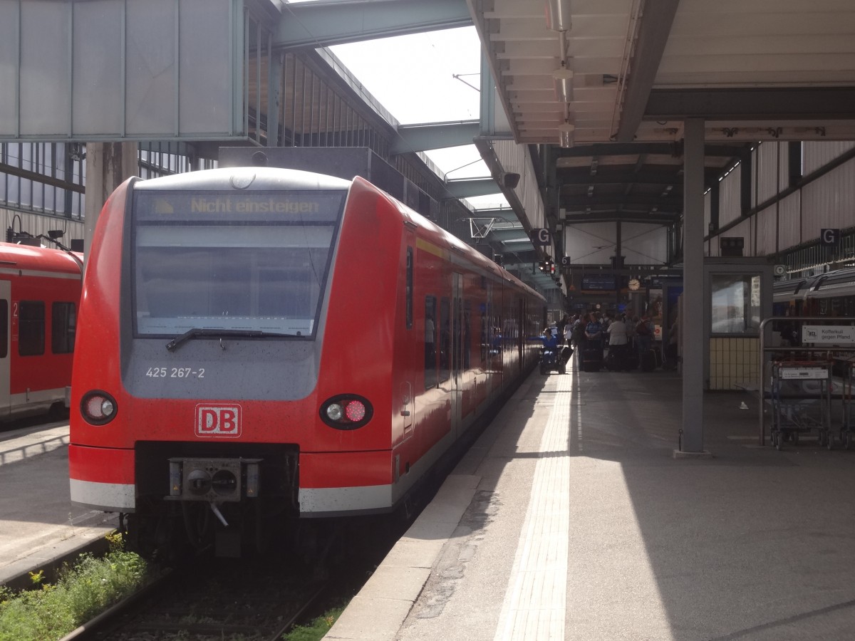 425 267 wartet in Stuttgart Hbf auf die Abfahrt nach Heidelberg. (April 2014)