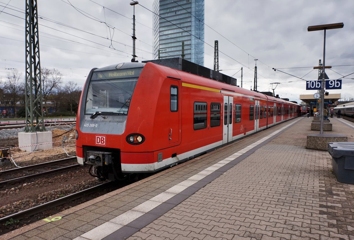 425 268-0 steht am 28.3.2016 als RE 12321 (Mannheim Hbf - Bad Friedrichshall Hbf - Heilbronn Hbf), abfahrbereit in Mannheim Hbf.
