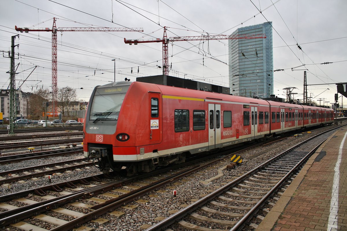 425 308-4 wird am 27.12.2017 als RE3 (RE19343) nach Heilbronn Hauptbahnhof im Mannheimer Hauptbahnhof bereitgestellt.