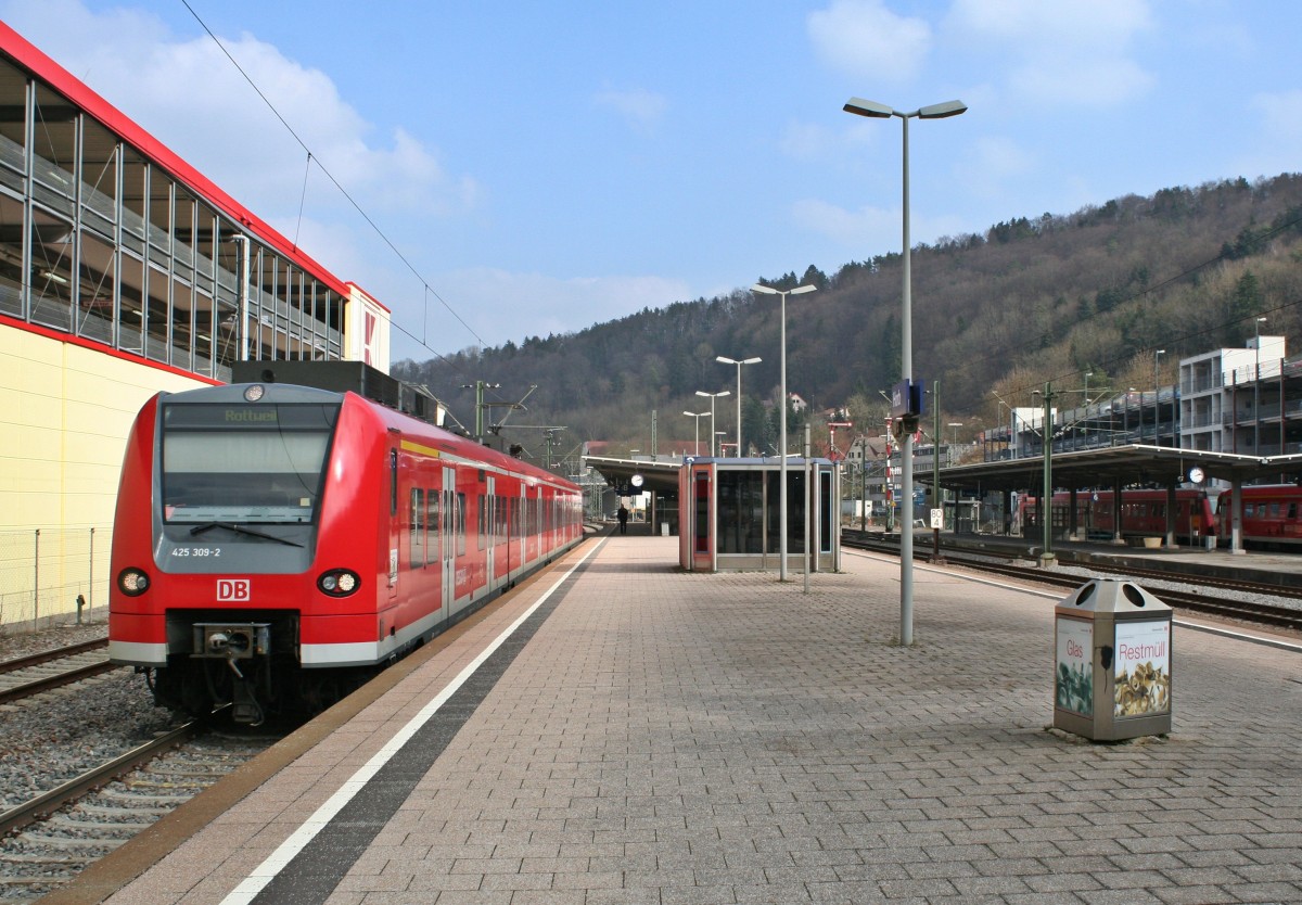 425 309-2 als RE 19041/19043 nach Rottweil am Nachmittag des 06.03.14 beim Verlassen des Bahnhofs Horb.