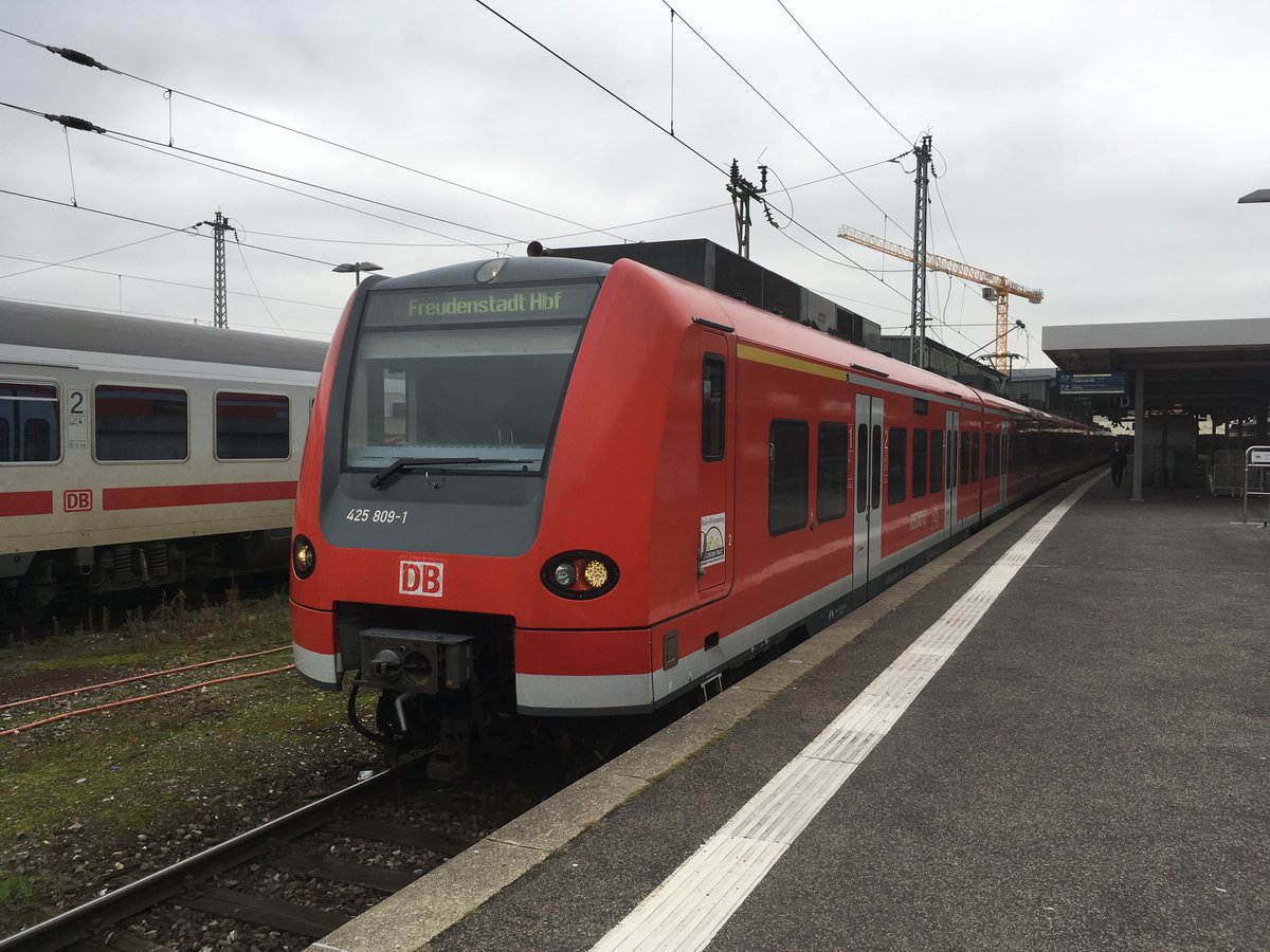 425 309 und ein weiterer 425 als Re nach Freudenstadt Hbf/ Rottweil am 16.11.17 in Stuttgart Hbf.