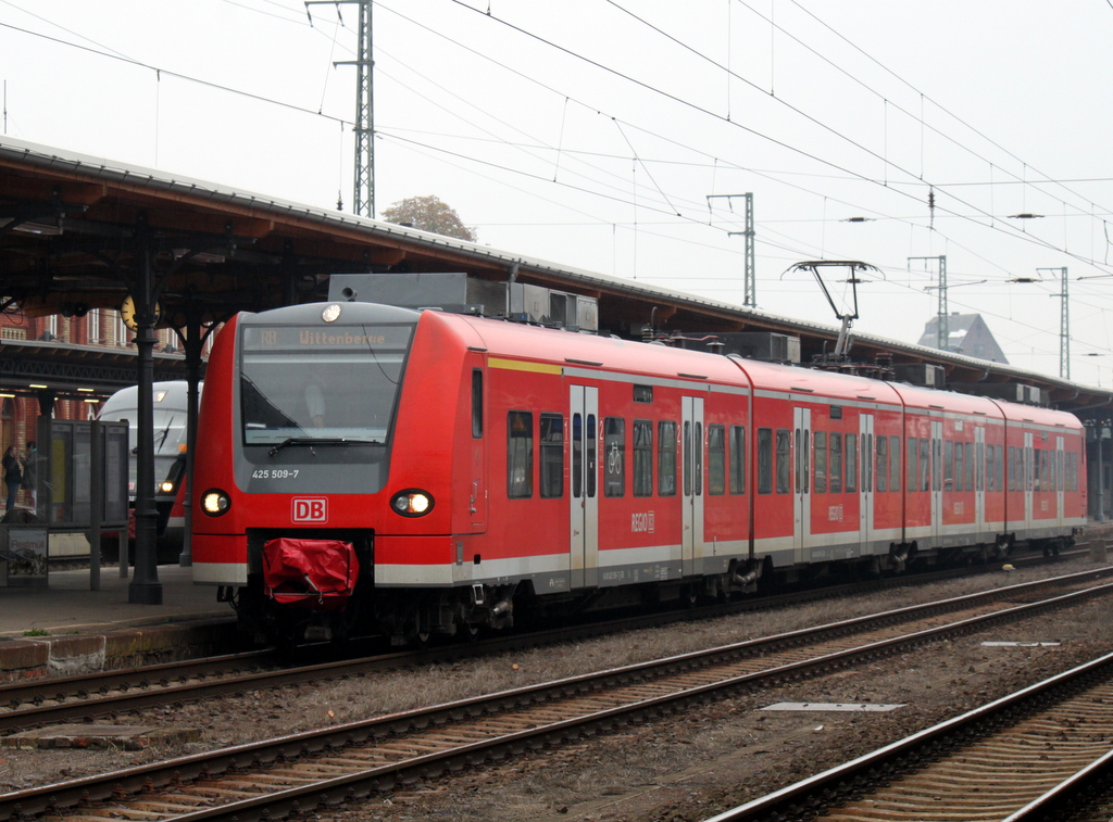 425 509-7 als RB 17814 von Schnebeck-Bad Salzelmen nach Wittenberge kurz vor der Ausfahrt im Bahnhof Stendal.05.10.2013