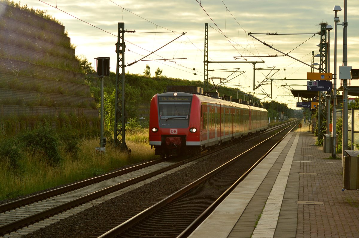 425 522-0 als RE 6a nach Flughafen Köln/Bonn in Allerheiligen am Abend des 22.6.2016