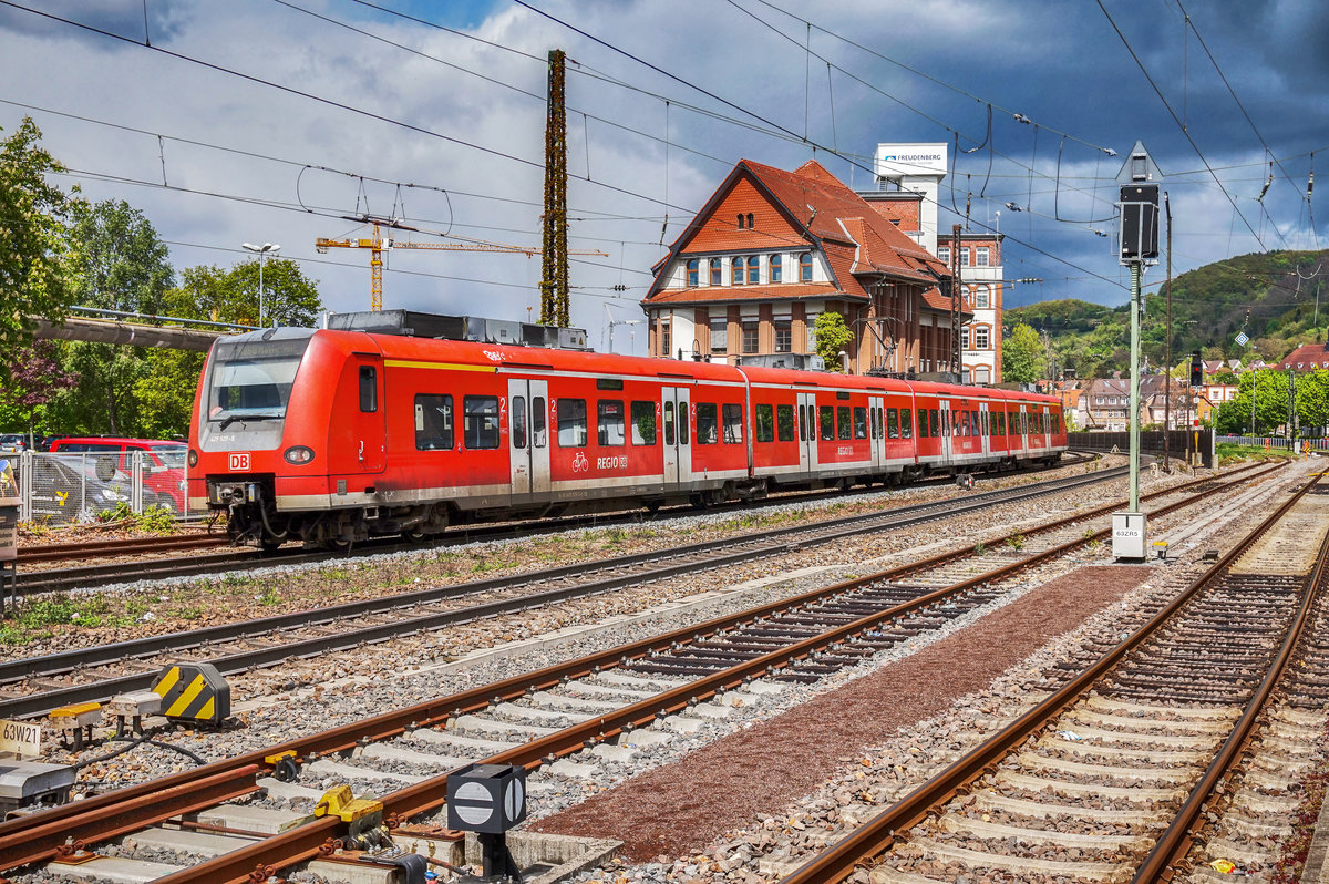 425 529-5 fährt als RB 38625 (Bensheim - Worms Hbf) in den Bahnhof Weinheim (Bergstr) ein.
Aufgenommen am 18.4.2017.