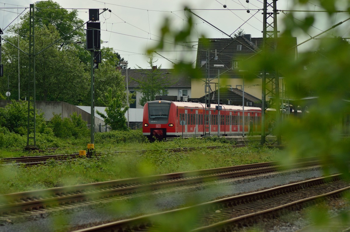 425 530-3 am Bahnsteig in Grevenbroich. Er führt eine RE8 nach Mönchengladbach am Sonntag den 27.4.2014
