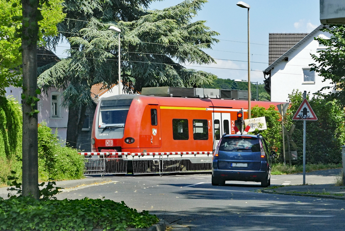 425 534-9 kreuzt Bü Rhenus-Allee in Bonn-Beuel - 07.07.2017