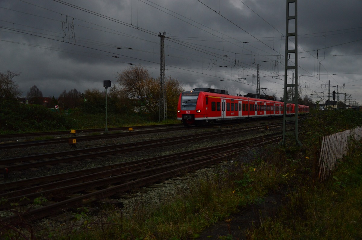 425 534 verlässst mit einem RE8 nach Mönchengladbach Hbf den Grevenbroich Bahnhof am Freitagabend den 20.11.2015