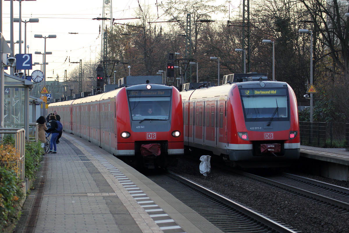 425 541 als RB 42 nach Münster Hbf. bei der Einfahrt in Recklinghausen-Süd mit im Bild 422 077-8 als S 2 nach Dortmund Hbf. 3.12.2013