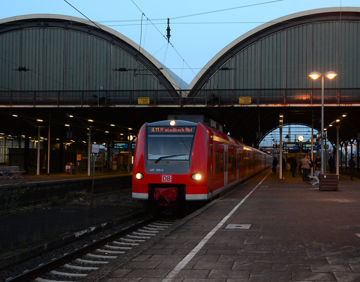 425 555-0 als RE 10222 aus Hamm(Westf) am 24.11.2016 bei der Ankunft in Mönchengladbach Hbf