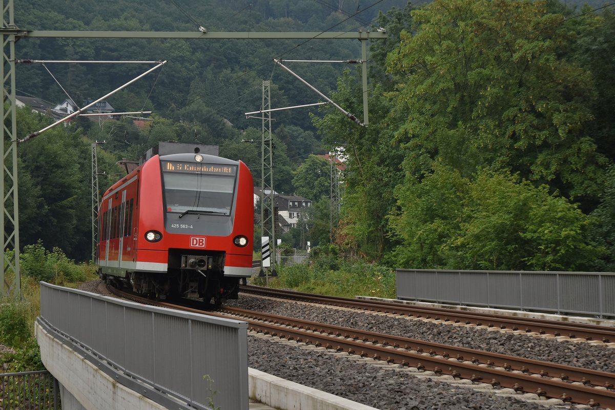425 563-4 als S2 nach Kaiserslautern bei Neckarsteinach auf der Steinachbrücke kurz vorm Hinterburg-Tunnel am Sonntag den 15.7.2018