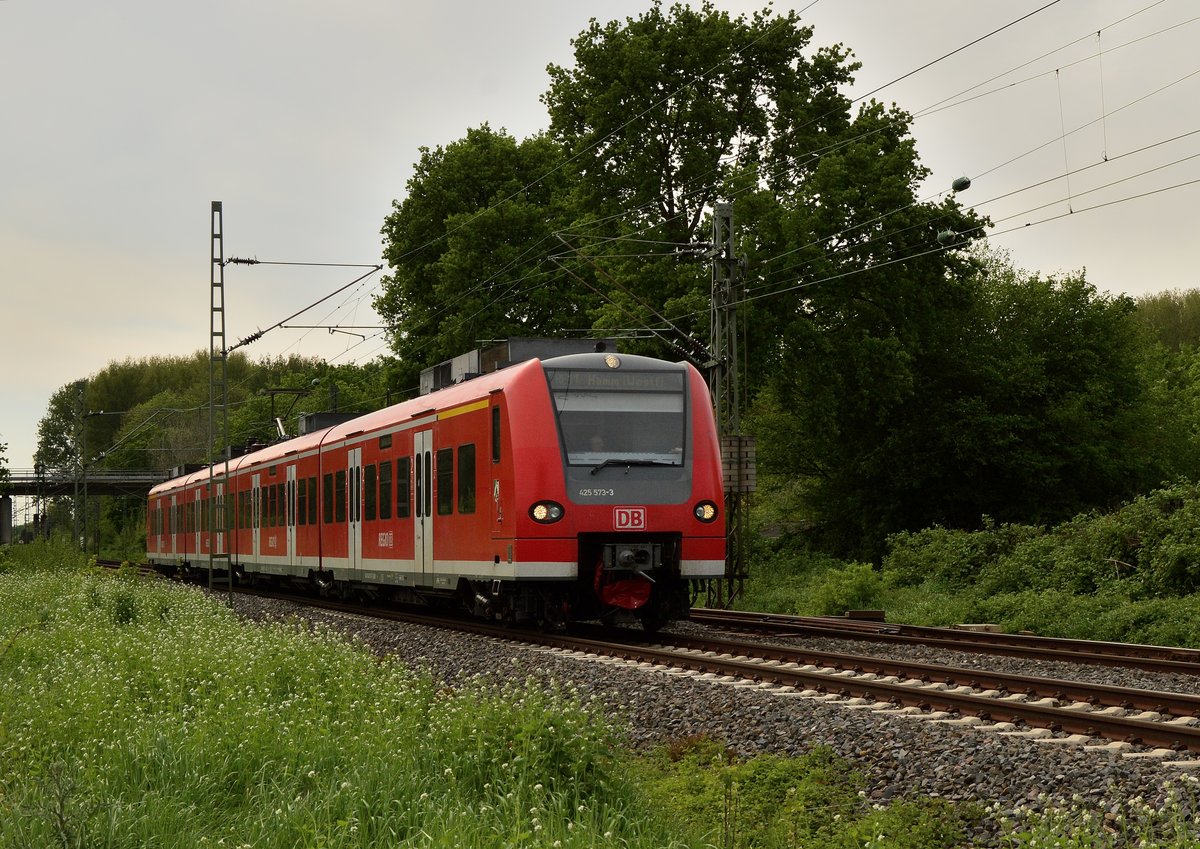 425 573-3 als Umleiter RE11 nach Hamm Westfalen,
hier ist der Zug der ungewöhnlicherweise als Halbzug fährt
in Kleinenbroich an der westlichen Einfahrt zu sehen. 9.5.2016