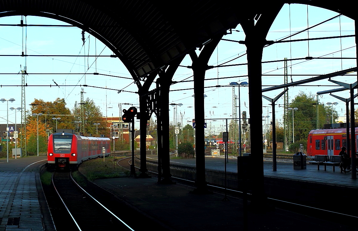 425 577-4 fährt am 01.11.2014 als RE 33 in den Mönchengladbacher Hauptbahnhof ein