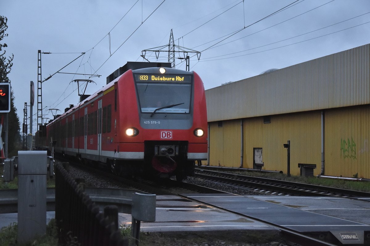 425 579 mit zwei unbekannten 426zigern kommt hier am Bü als RB33 nach Duisburg auf den Fotografen bei stürmischen Wind und Regenschauern auf den Fotografen zu gefahren am heutige Abend gegen 19:20 Uhr. Herrath den 14.9.2017