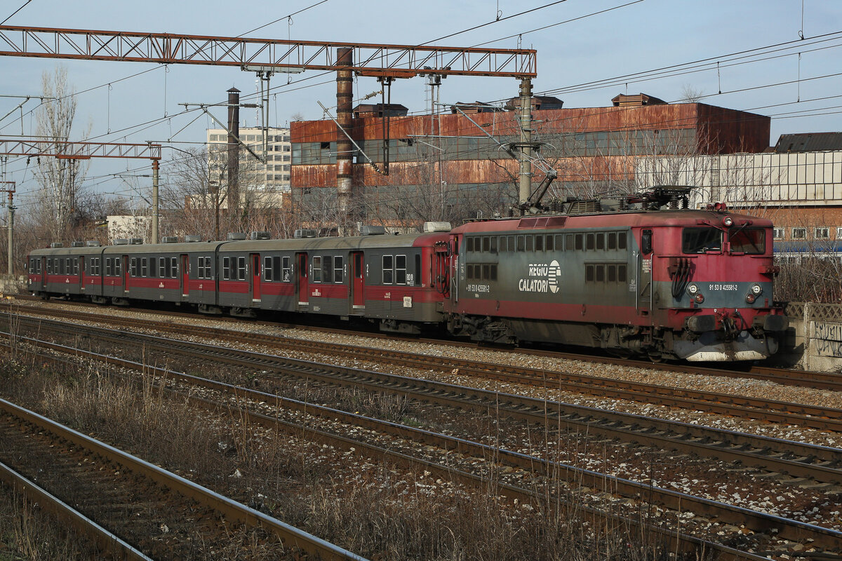 425 581-2 Regio Calatori kam die Tage steht's gegen Mittag, blieb kurz im Nordbahnhof Bukarest und fuhr dann wieder mit dem Steuerwagen hinaus. Mal was anderes am 14.12.24.