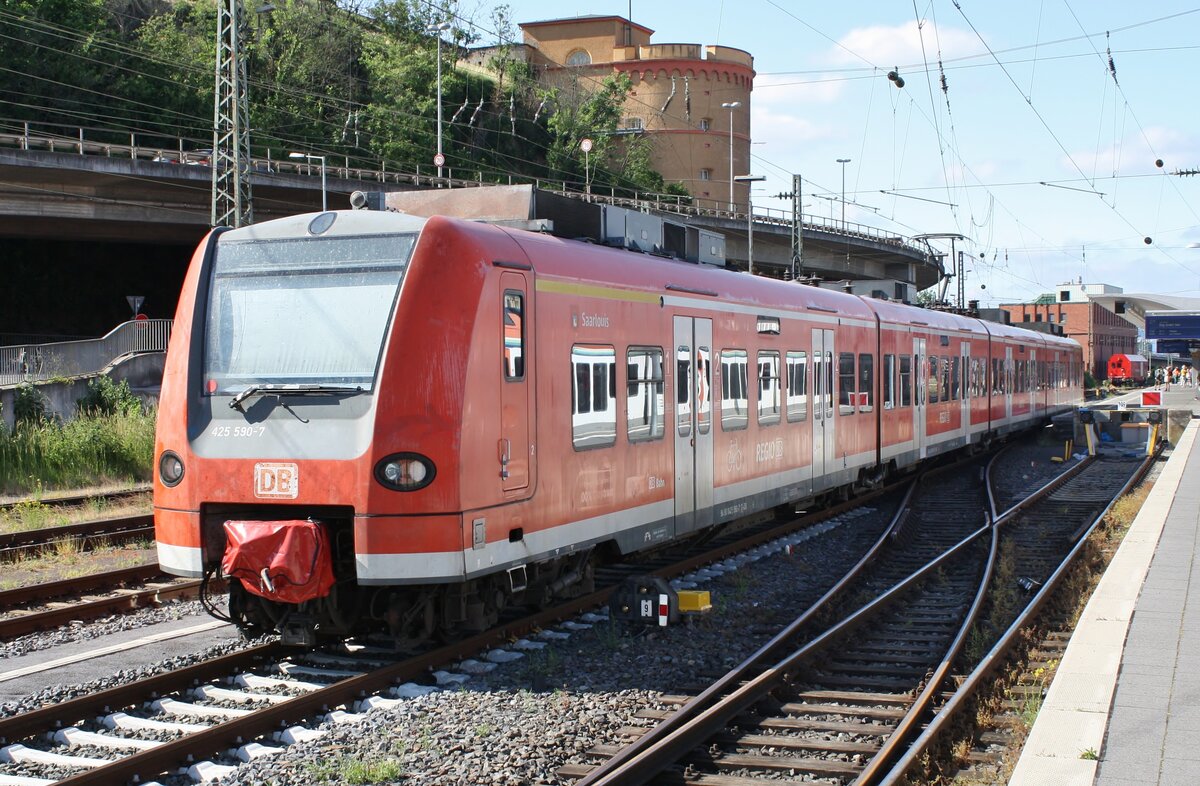 425 590-7  Saarlouis  wird am 21.06.2021 als RB81 (RB12122)  Moseltal-Bahn  nach Trier Hauptbahnhof im Koblenzer Hauptbahnhof bereitgestellt.
