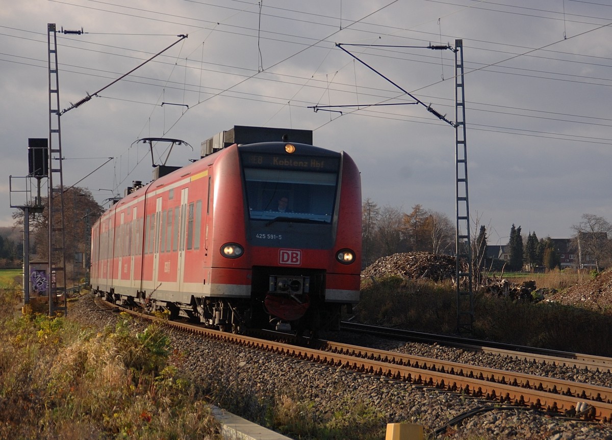 425 591-5 an der Spitze eines RE8 nach Koblenz zwischen Gubberath und Noithausen am 5.12.2011