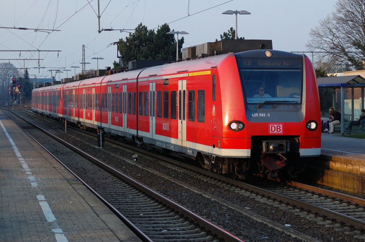 425 592-3 als RE8 nach Koblenz. Rheydt 13.3.2014