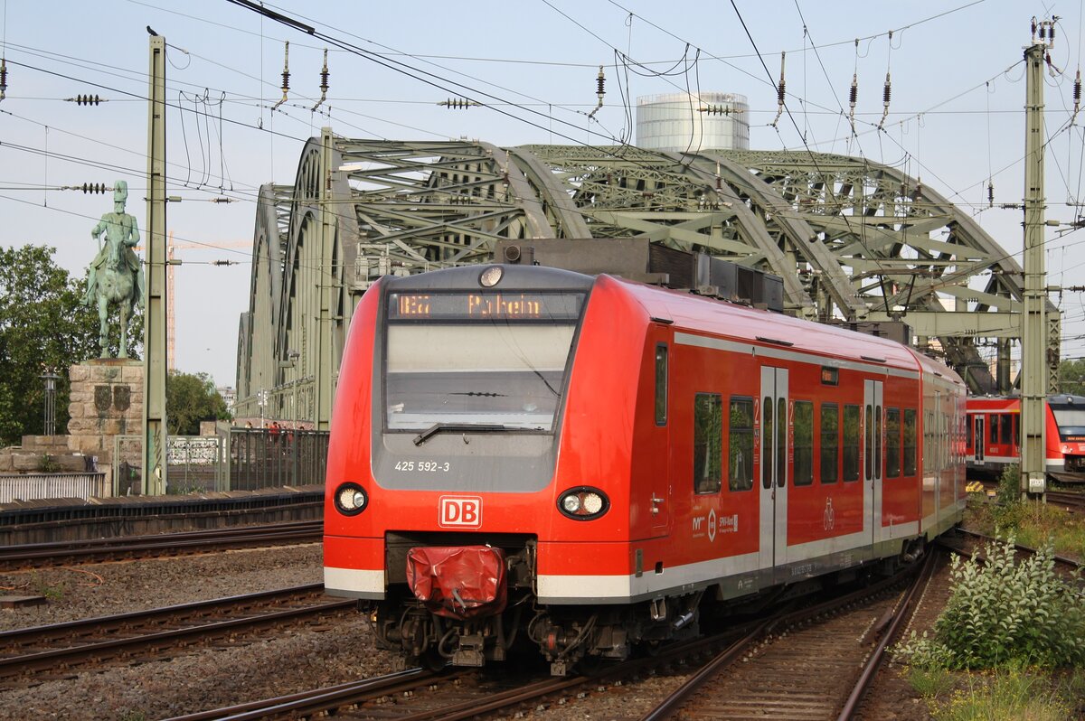 425 592-3 erreicht am 19.06.2021 als RB27 (RB10628)  Rhein-Erft-Bahn  von Koblenz Hauptbahnhof nach Pulheim den Kölner Hauptbahnhof. 