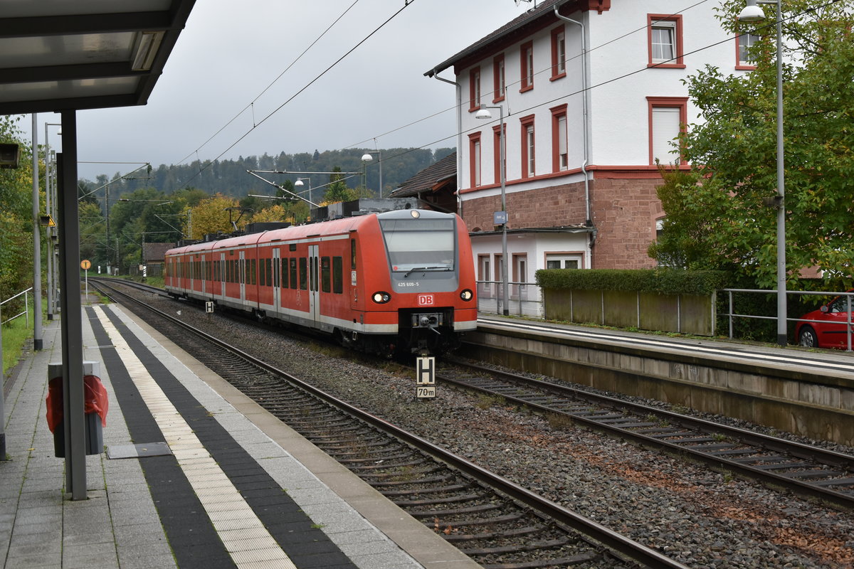 425 609-5 als RE3 nach Mannheim Hbf bei der Durchfahrt in Neckargerach. 8.10.2017