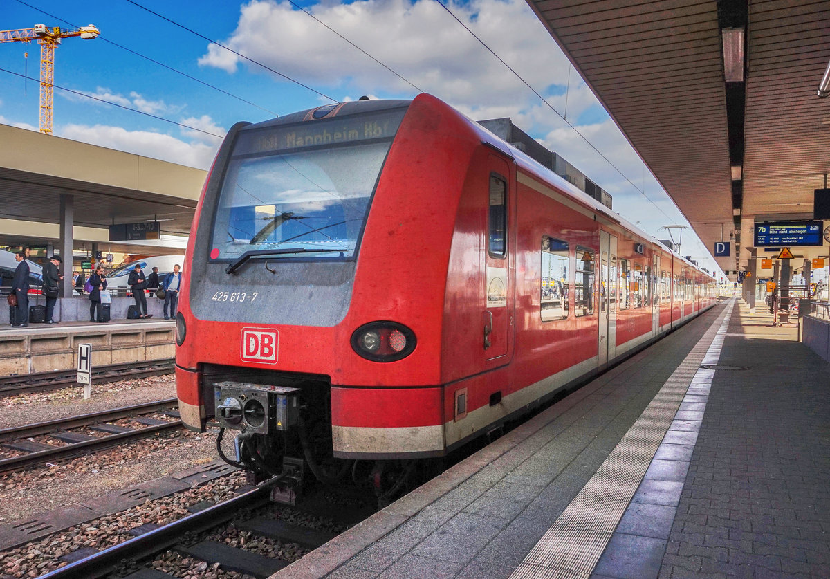 425 613-7 hat als RB 38631 von Bensheim, den Endbahnhof Mannheim Hbf erreicht.
Aufgenommen am 6.4.2017.