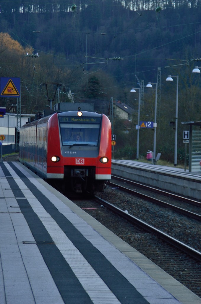 425 623-6 als RE 1 von Neckargerach kommend in Zwingenberg abgelichtet auf seinem Weg nach Mannheim Hbf. 17.2.2014