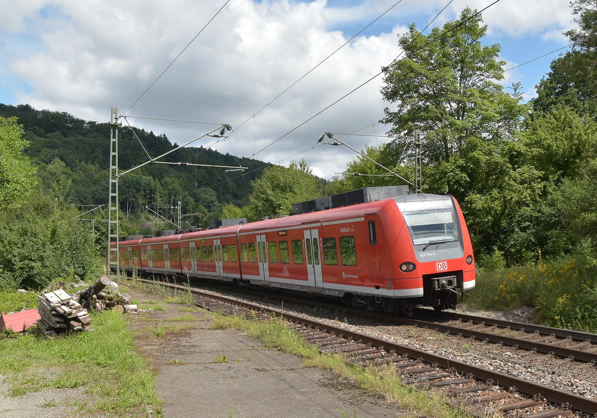 425 704-4 bei der Einfahrt in Neckargerach, immer noch ist das Gleis 1 in Richtung Mosbach Nerckarelz gesperrt wegen Bauarbeiten zwischen Binau und Diedesheim. 15.7.2017
