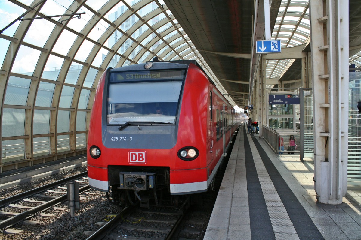 425 714-3 als S3 auf dem Weg nach Bruchsal am Mittag des 24.05.14 beim Halt in Ludwigshafen (Rhein) Mitte.