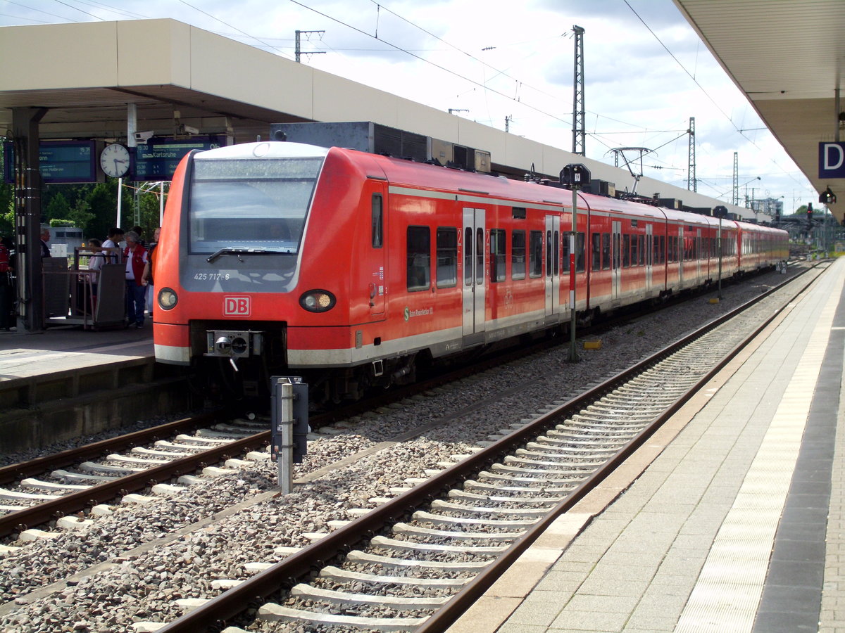 425 717-6 der S-Bahn Rhein-Neckar als S3 nach Karlsruhe Hbf steht in Mannheim Hbf auf Gleis 9. [26.6.2016]